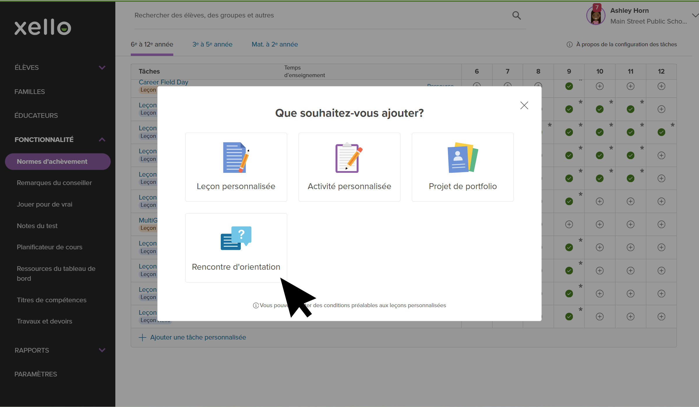 Compte éducateur dans Xello. La fenêtre contextuelle pour ajouter des tâches personnalisées est ouverte et le curseur sélectionne le projet de portfolio.